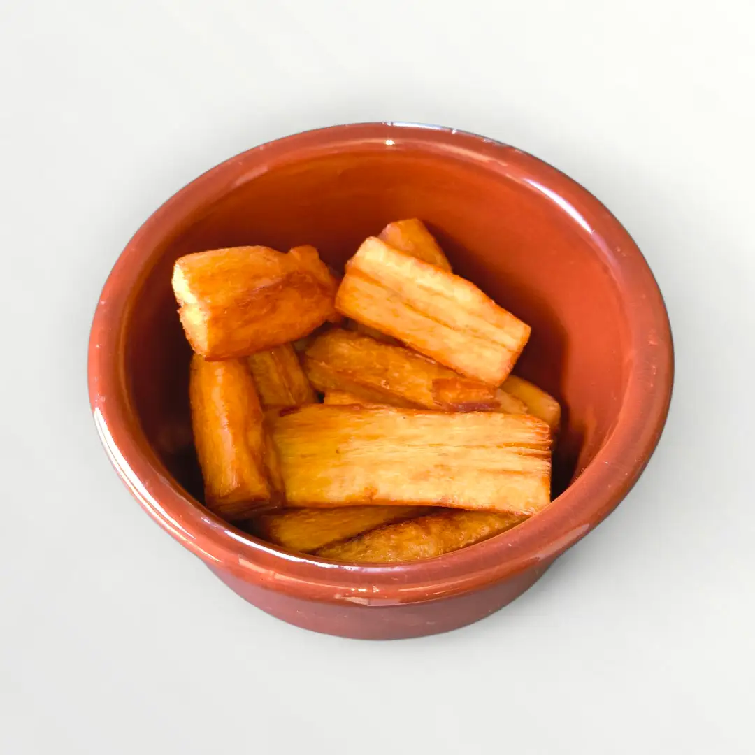 Porção de mandioca frita crocante